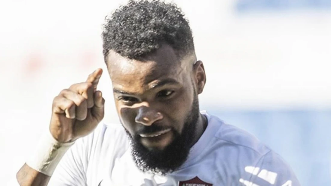 Türk futbolunu şoke eden ölüm! Eski Hatayspor’lu futbolcu Aaron Boupendza, 11. kattan düşerek yaşamını yitirdi!