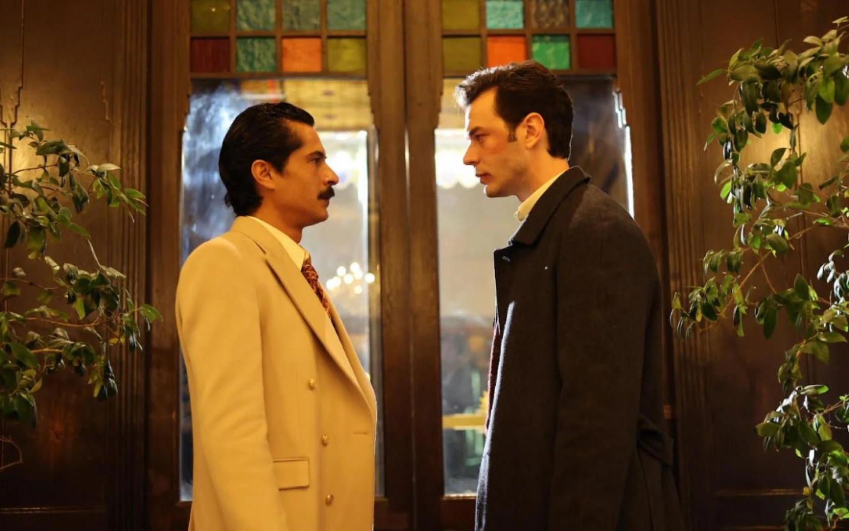 Sen Ağlama İstanbul'da Şehrazat, Ferhat'ı kurtarmak için hayatını feda eder