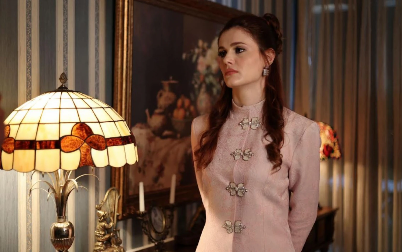 Sen Ağlama İstanbul'da Şehrazat, Ferhat'ı kurtarmak için hayatını feda eder