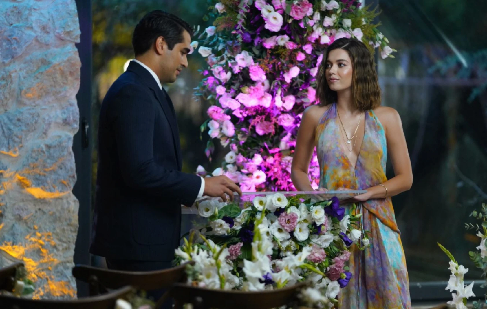 Suna büyük sırrı gizlemek için her şeyi göze alıyor