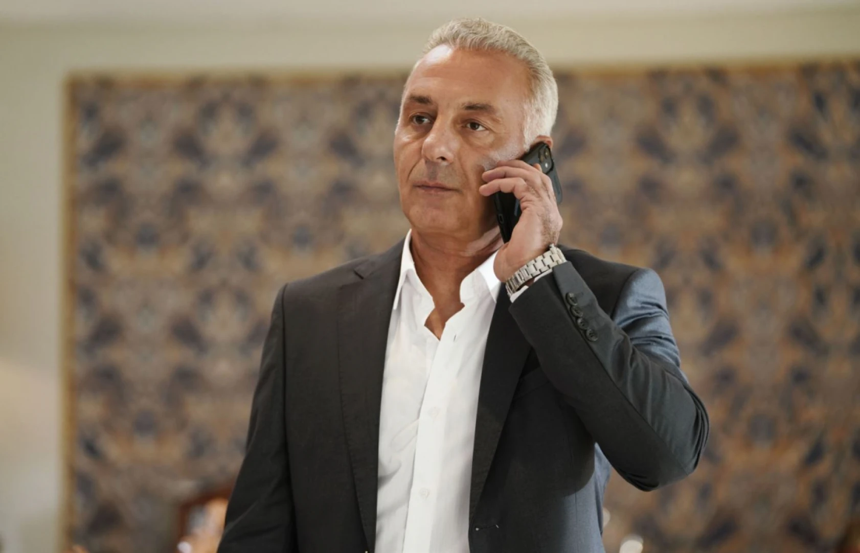 Suna büyük sırrı gizlemek için her şeyi göze alıyor