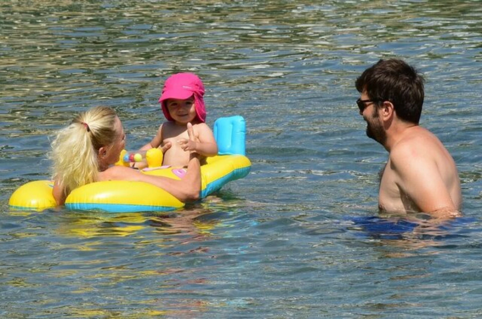 Seray Sever, ikizleriyle tatilde