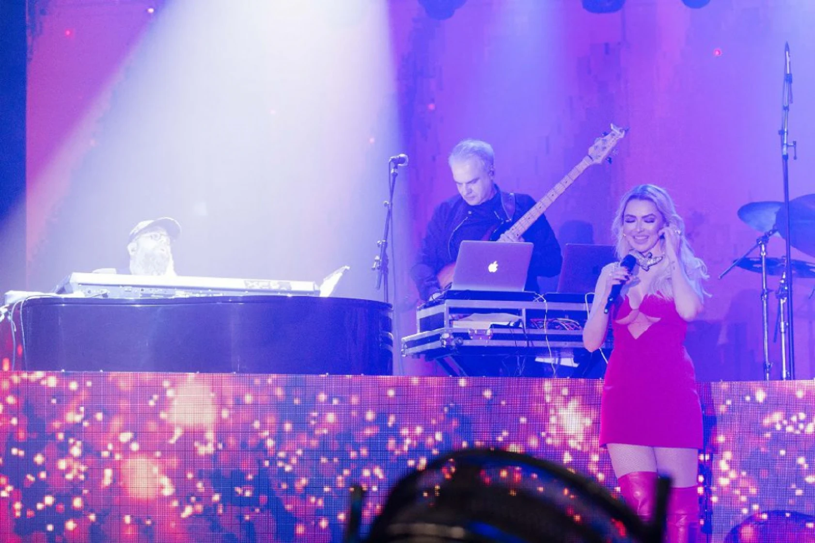 Hadise'den anlamı büyük konser