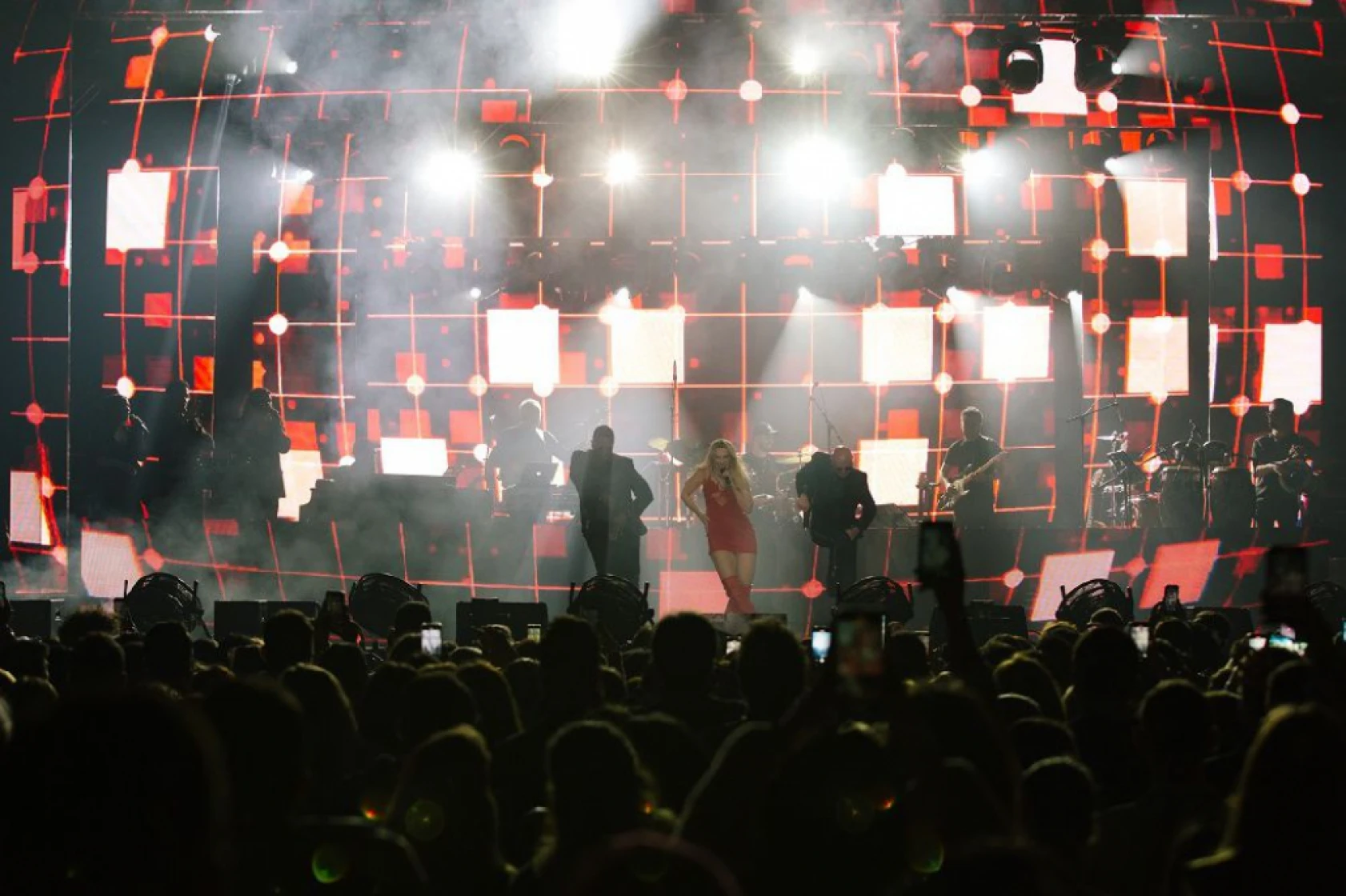 Hadise'den anlamı büyük konser