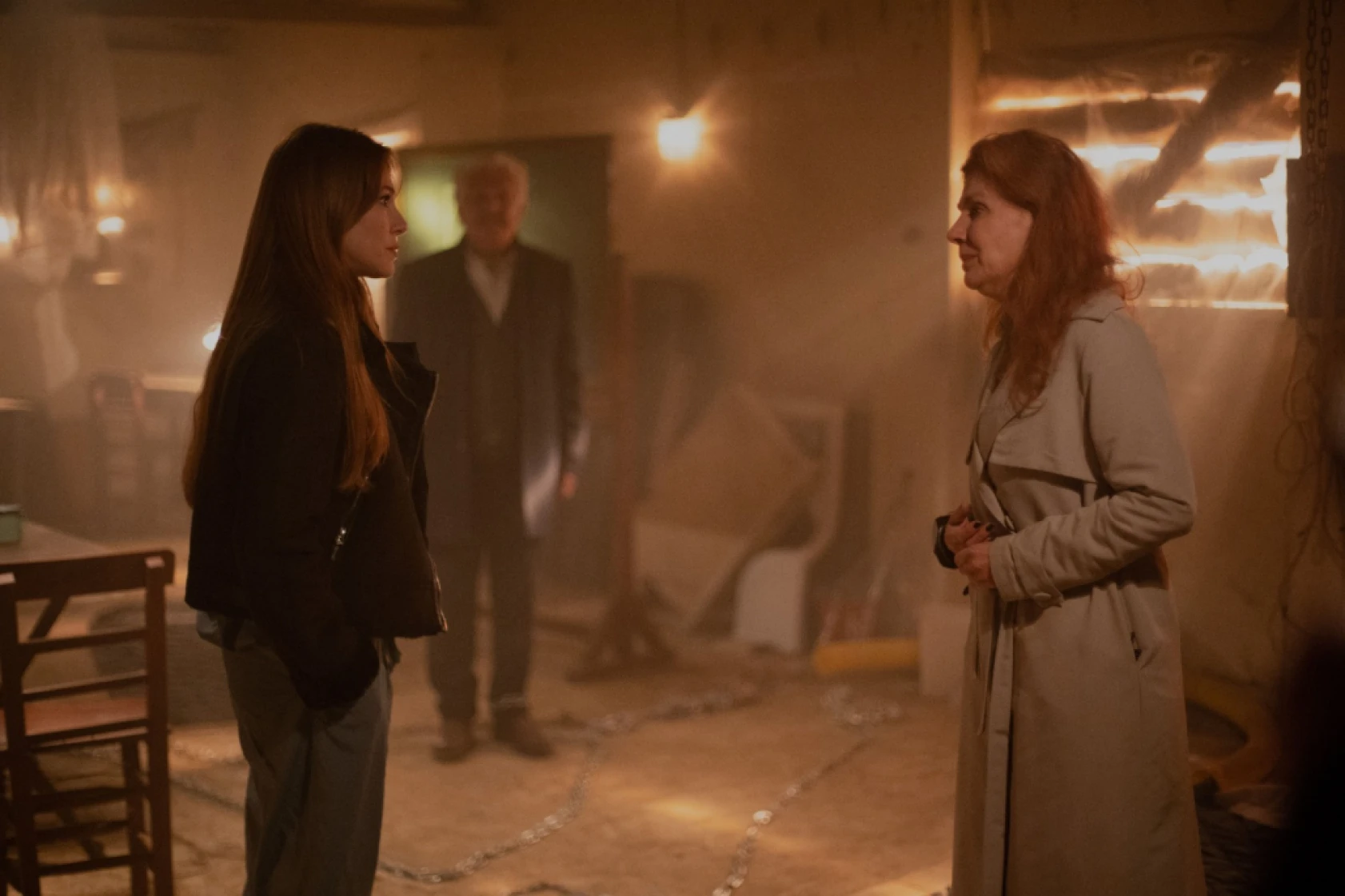 Çöp Adam'da Peri, Bülent ve İpek'i kurtarmaya çalışıyor