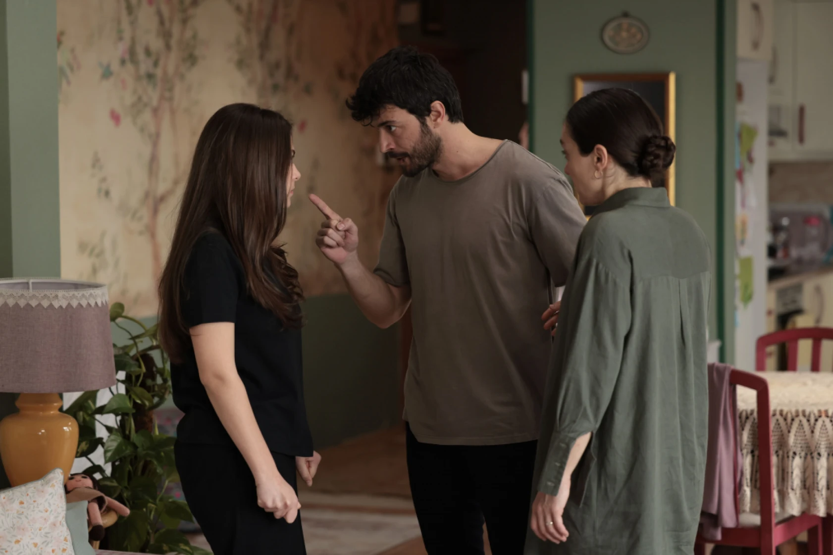 Ömer'de Haluk, Tuna'yı Gamze'den ayırıyor