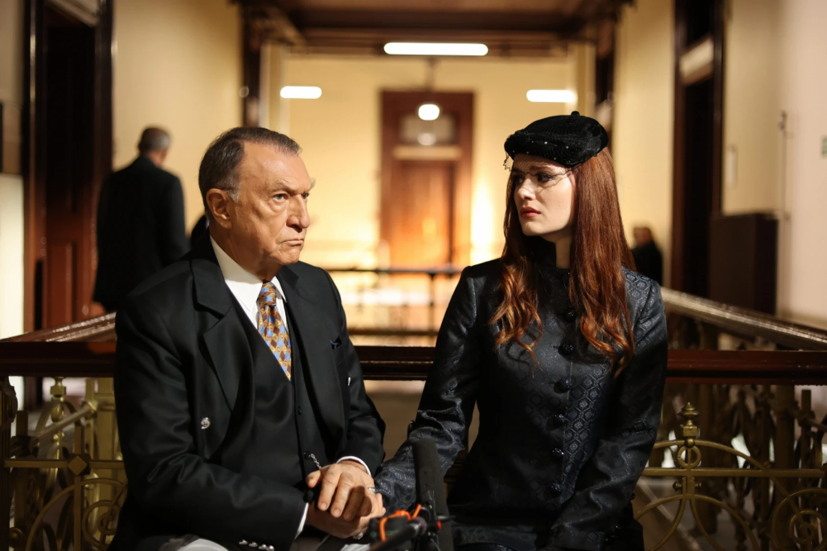 Sen Ağlama İstanbul'da Şehrazat, Ferhat'ı kurtarmak için hayatını feda eder