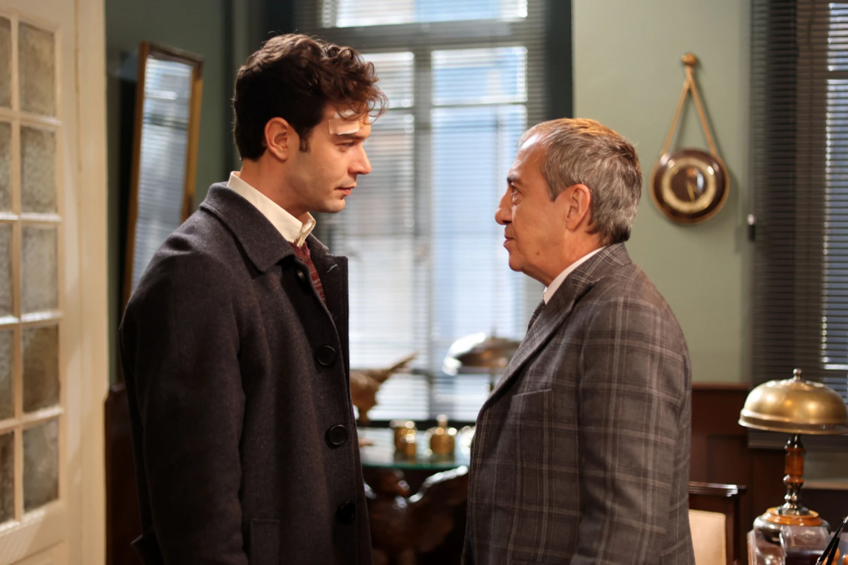 Sen Ağlama İstanbul'da Şehrazat, Ferhat'ı kurtarmak için hayatını feda eder