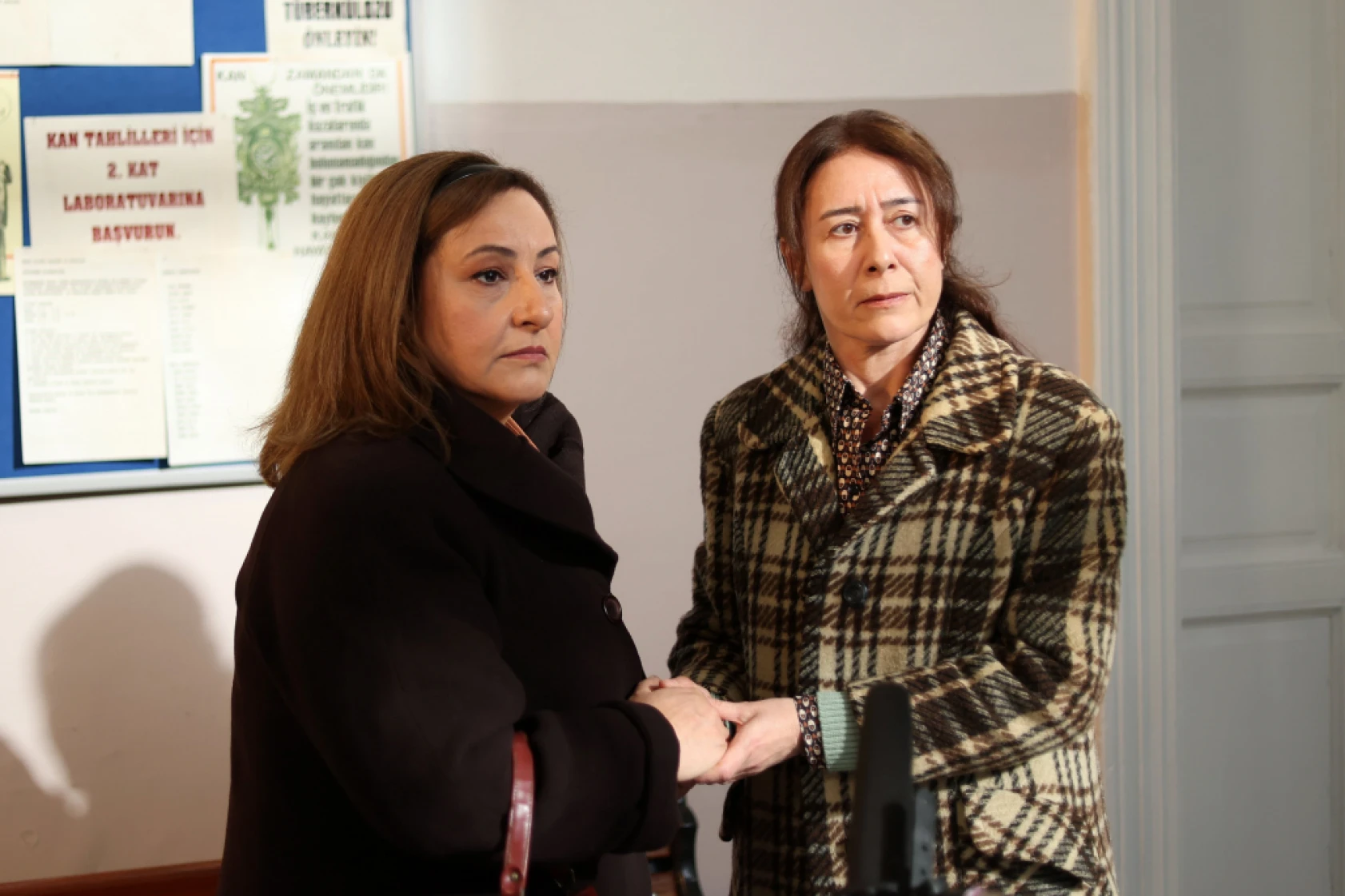 Sen Ağlama İstanbul'da Şehrazat, Ferhat'ı kurtarmak için hayatını feda eder