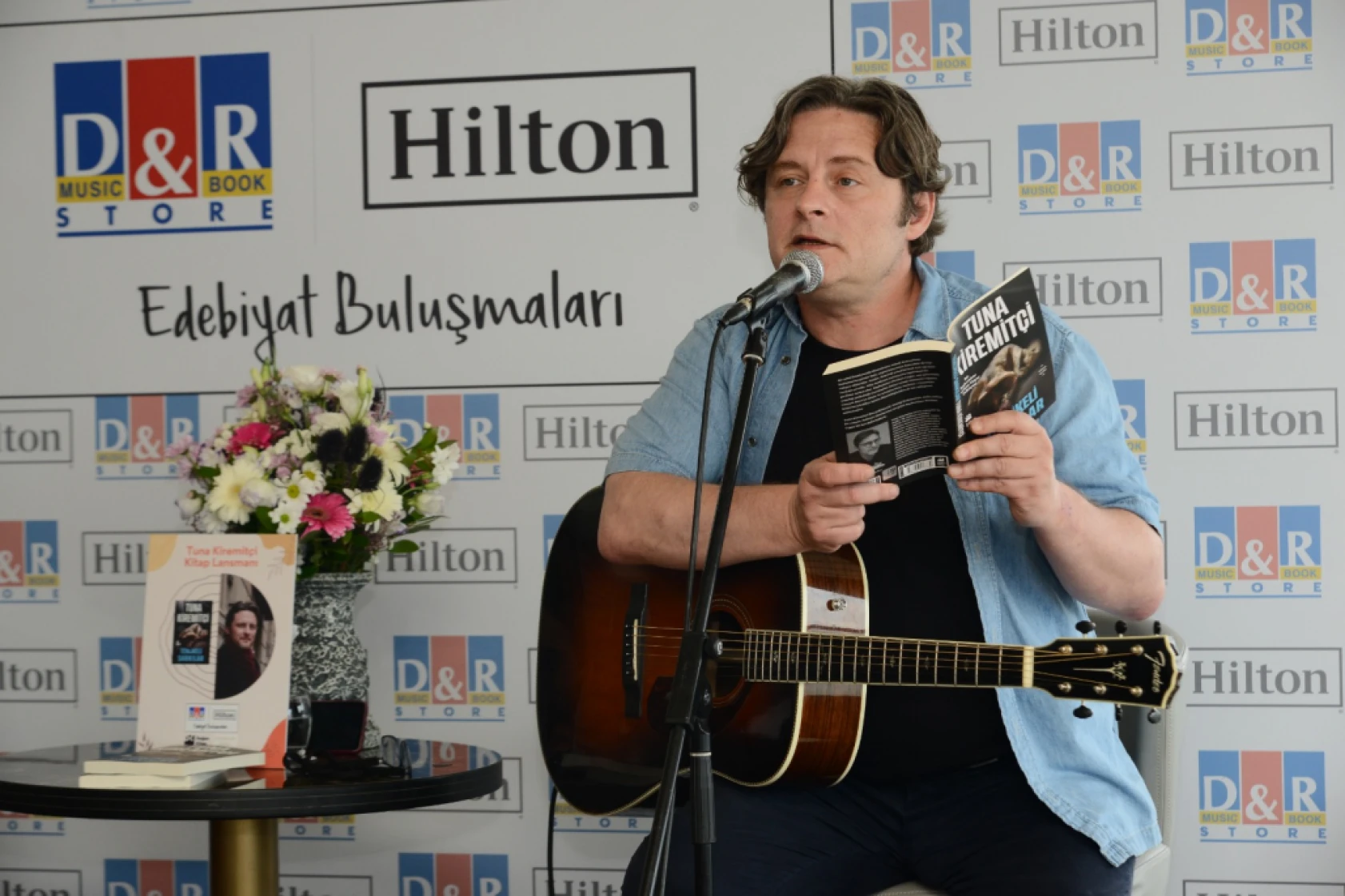 Tuna Kiremitçi, yeni kitabı 'Tehlikeli Şarkılar'ın lansmanını gerçekleştirdi