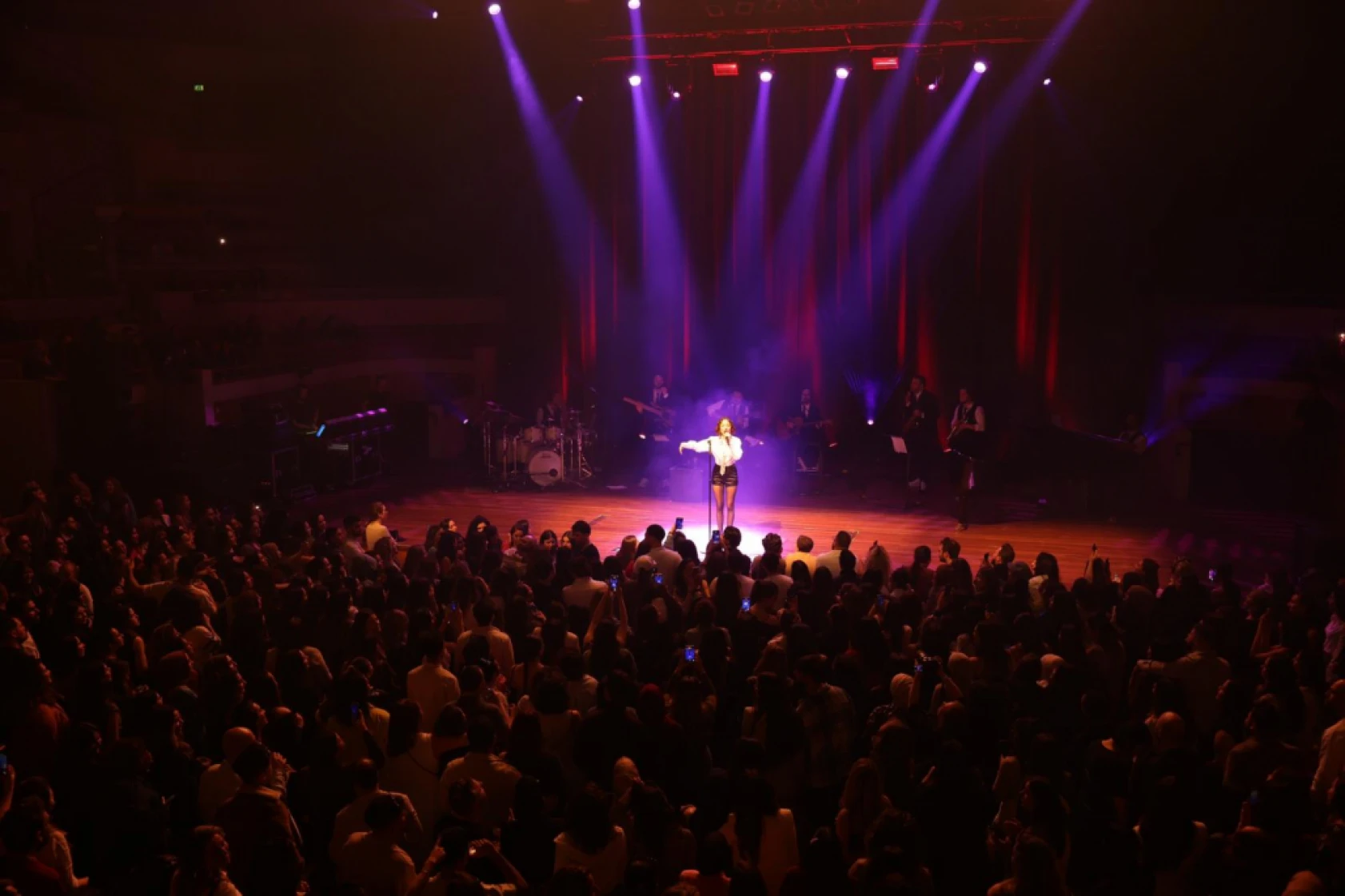 Zeynep Bastık, Avrupa Turnesi'ne başladı