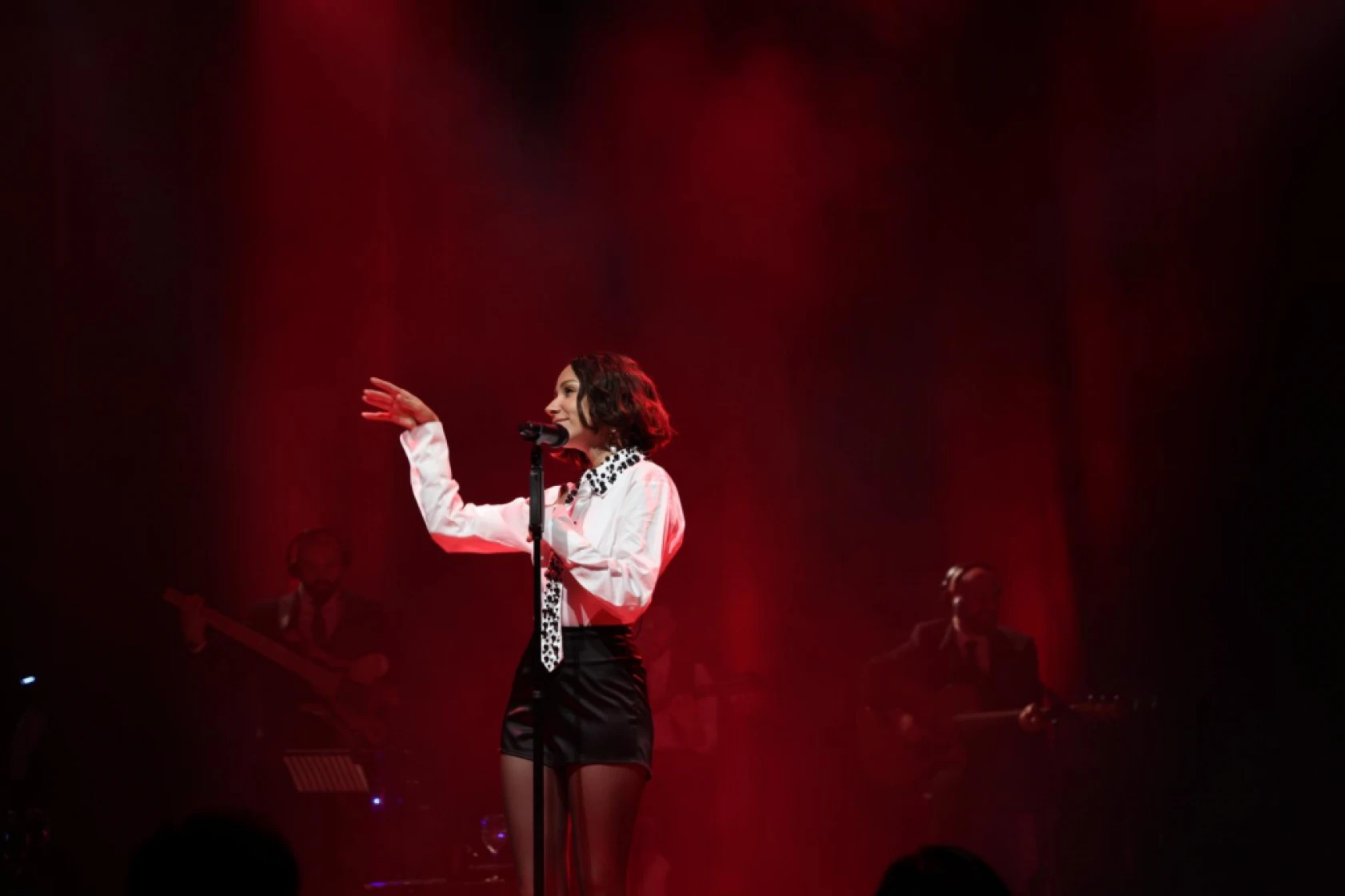 Zeynep Bastık, Avrupa Turnesi'ne başladı