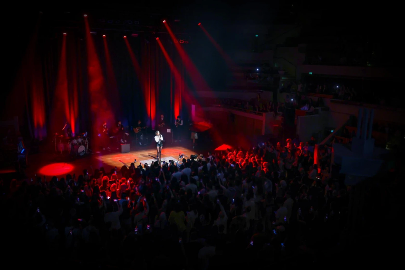 Zeynep Bastık, Avrupa Turnesi'ne başladı