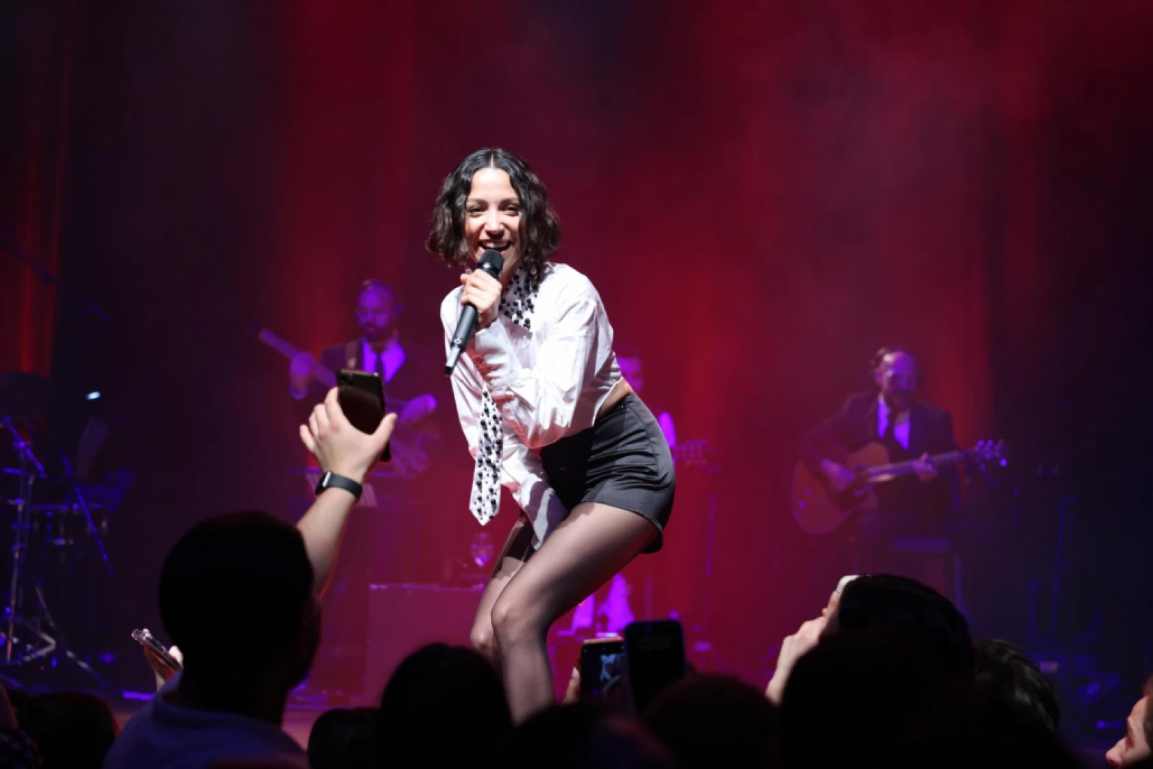 Zeynep Bastık, Avrupa Turnesi'ne başladı