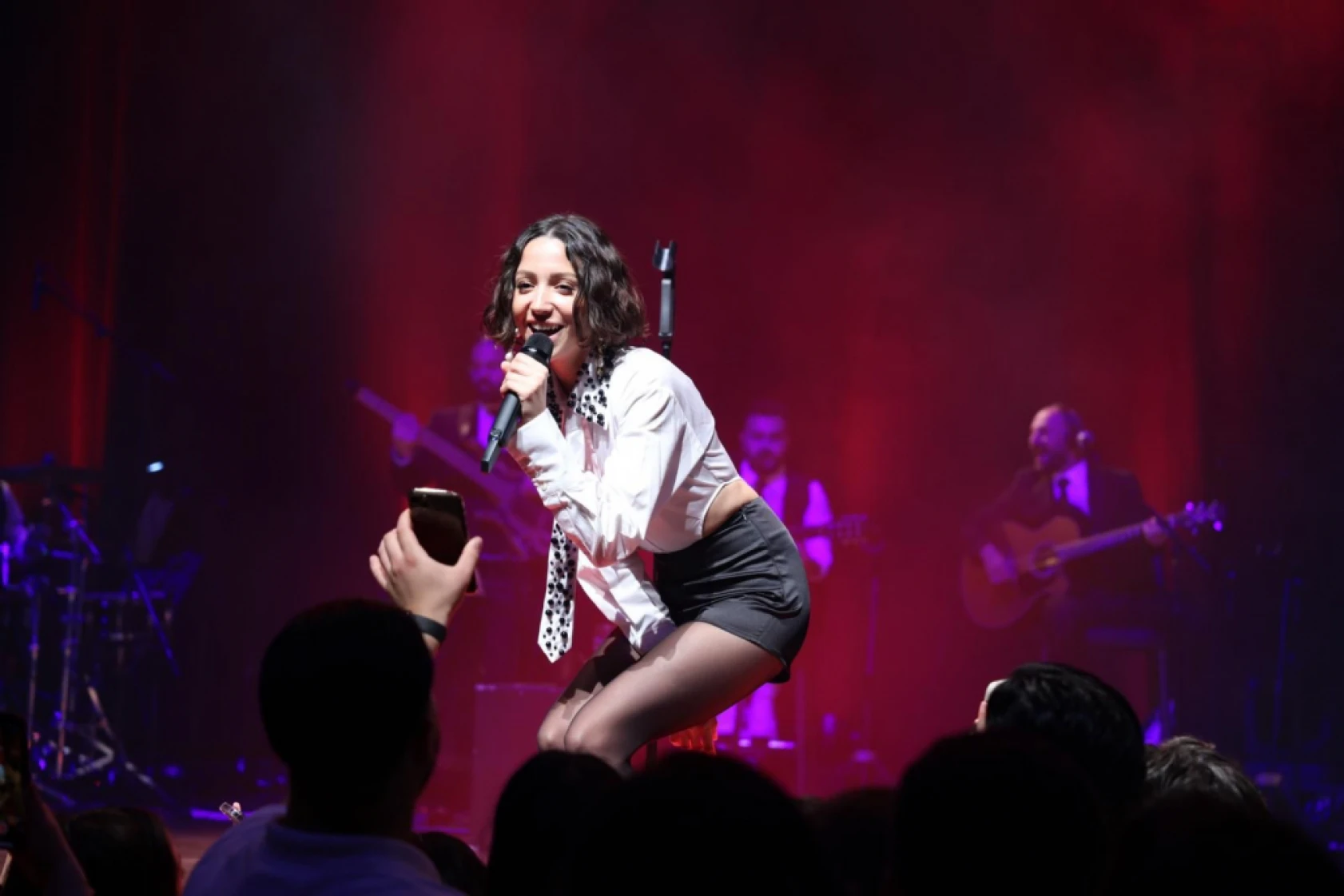 Zeynep Bastık, Avrupa Turnesi'ne başladı