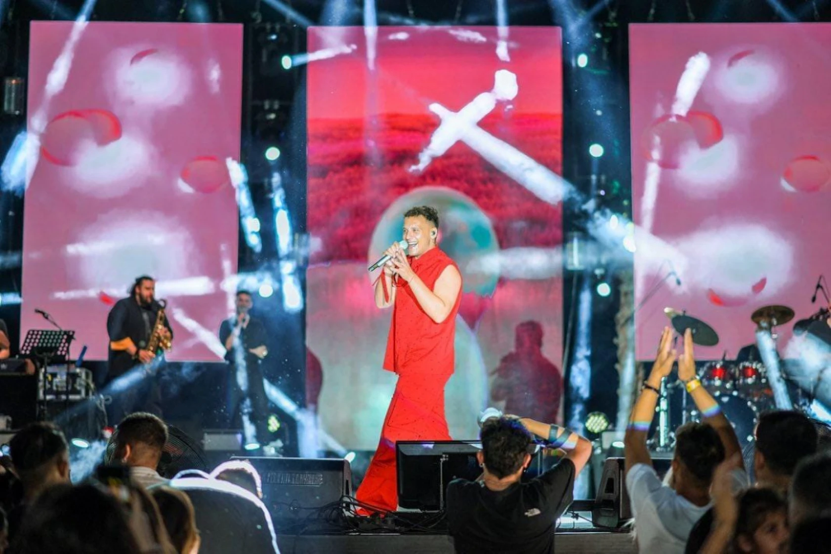 Edis'in şarkılarıyla Kıbrıs alev aldı