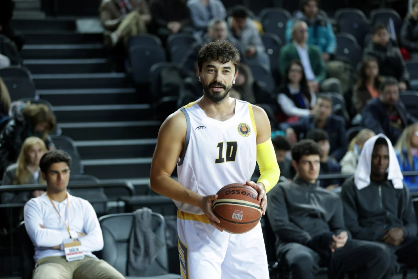 Kraliçe'nin Ateş'i Gökhan Alkan basketbol dersi aldı