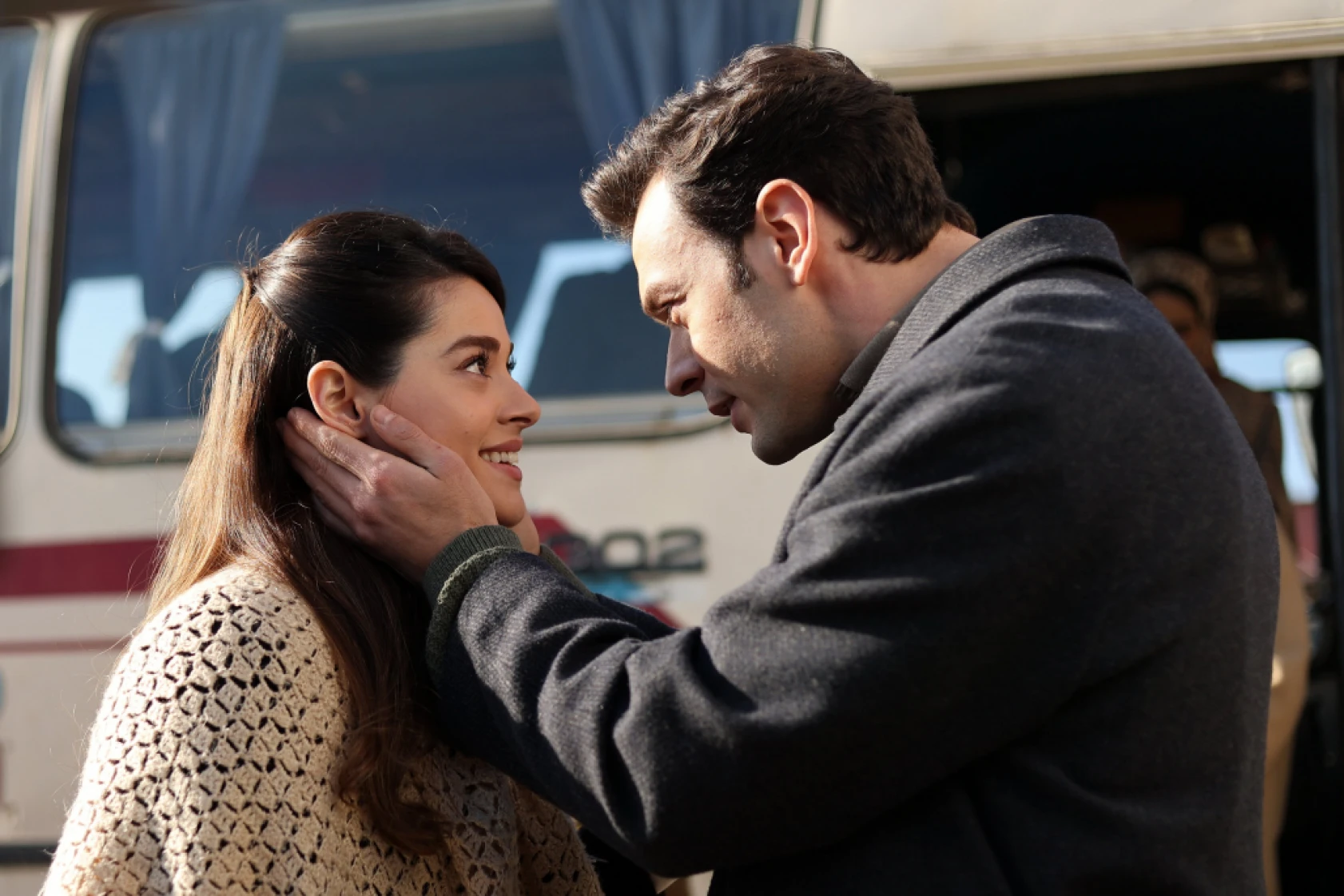 Sen Ağlama İstanbul'da Şehrazat, Ferhat'ı kurtarmak için hayatını feda eder