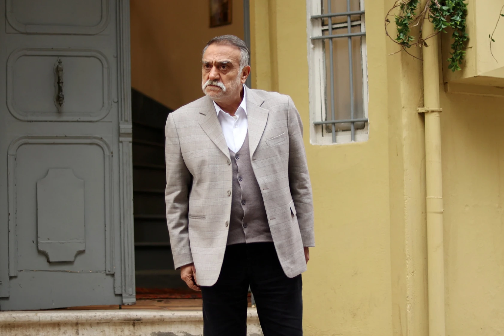 Sen Ağlama İstanbul'da Şirin, Şehrazat'tan kurtulmak için planını uyguluyor