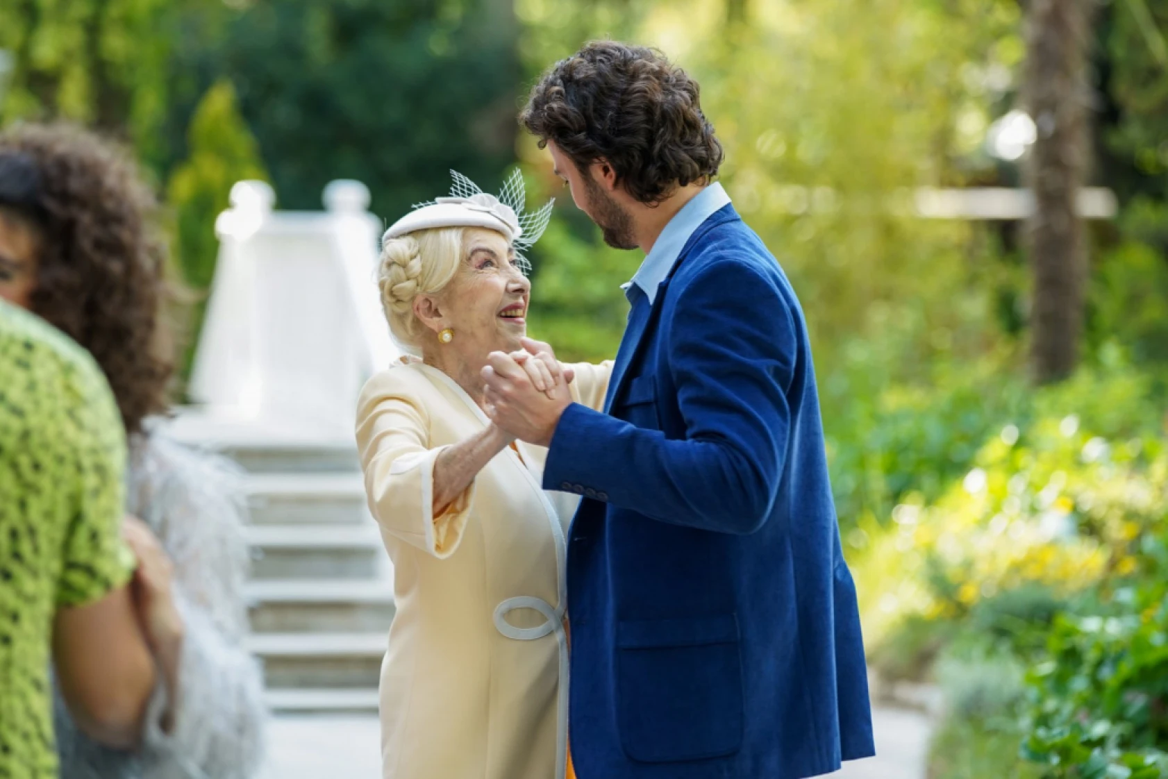 Yüz Yıllık Mucize'de Harika'ya sürpriz doğum günü