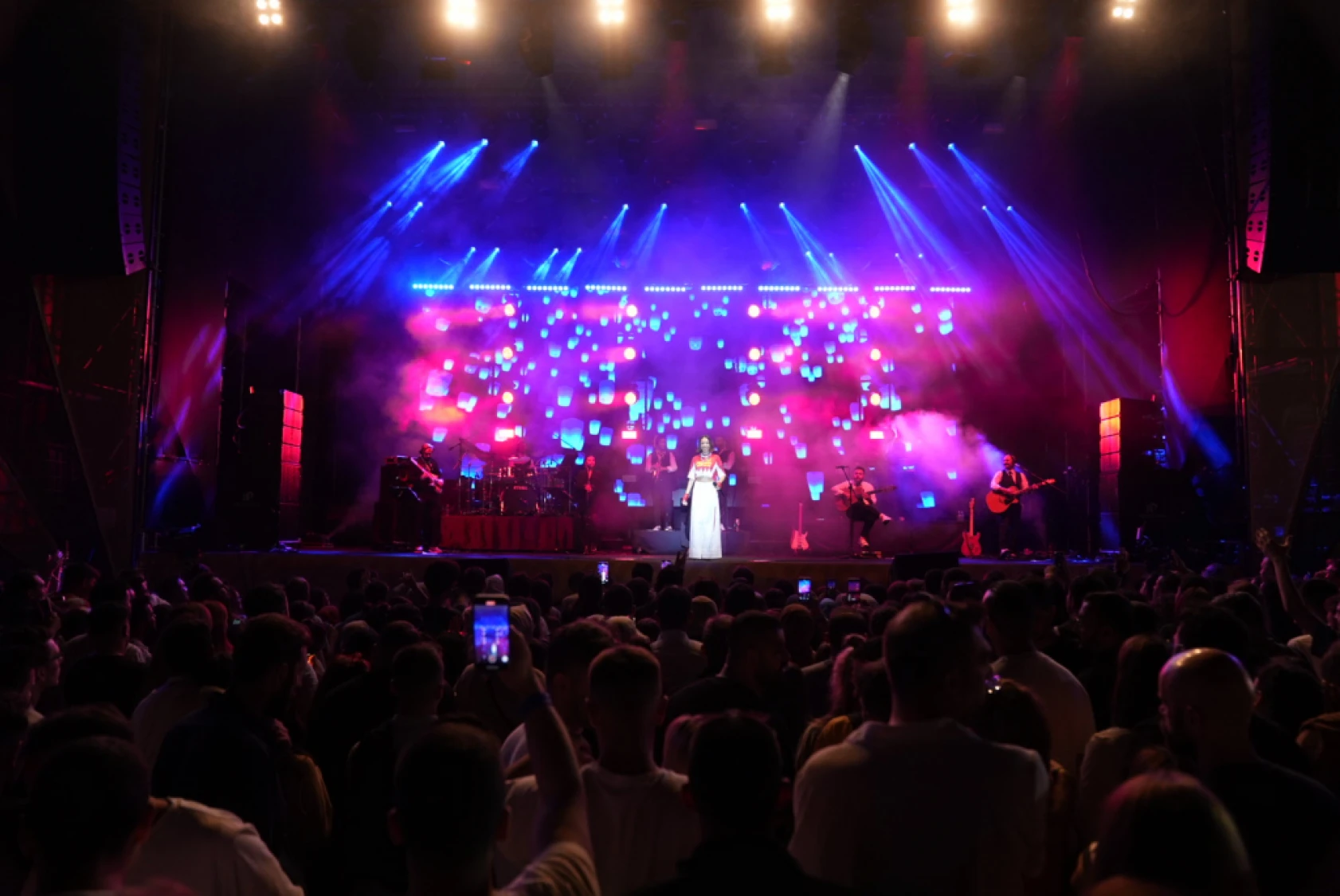 Zeynep Bastık ve Emir Can İğrek'ten sürpriz düet