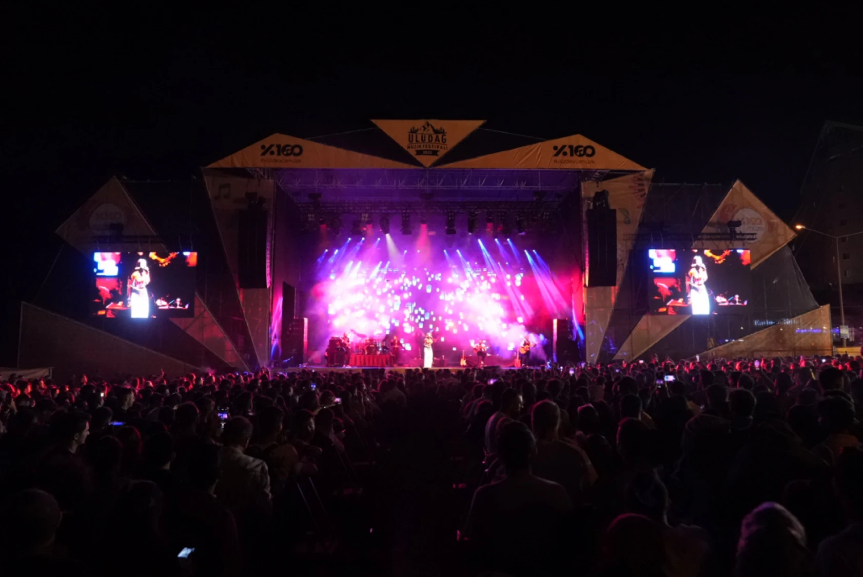 Zeynep Bastık ve Emir Can İğrek'ten sürpriz düet