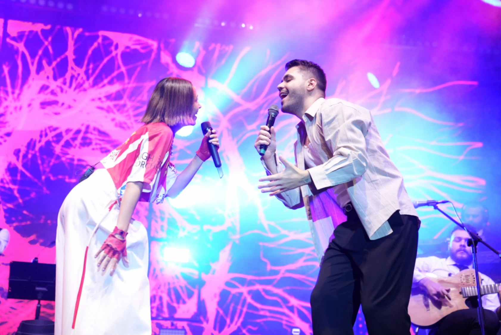 Zeynep Bastık ve Emir Can İğrek'ten sürpriz düet