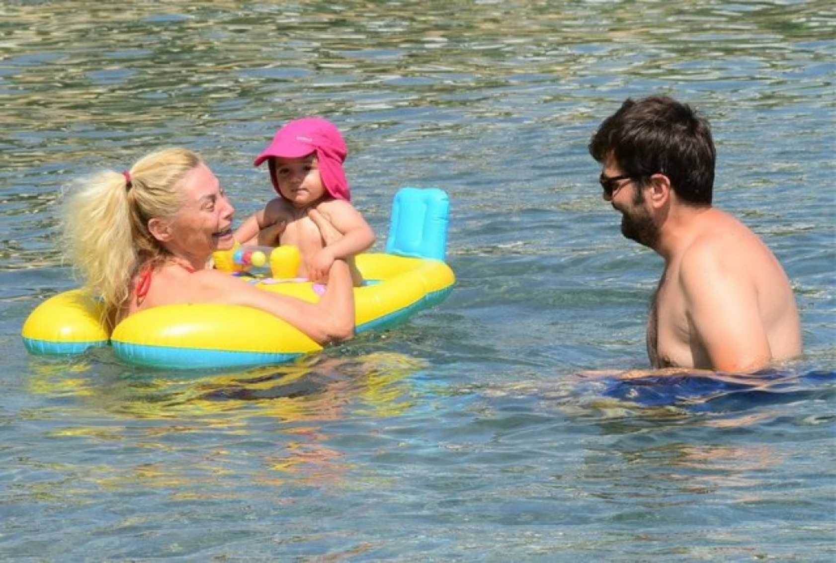 Seray Sever, ikizleriyle tatilde