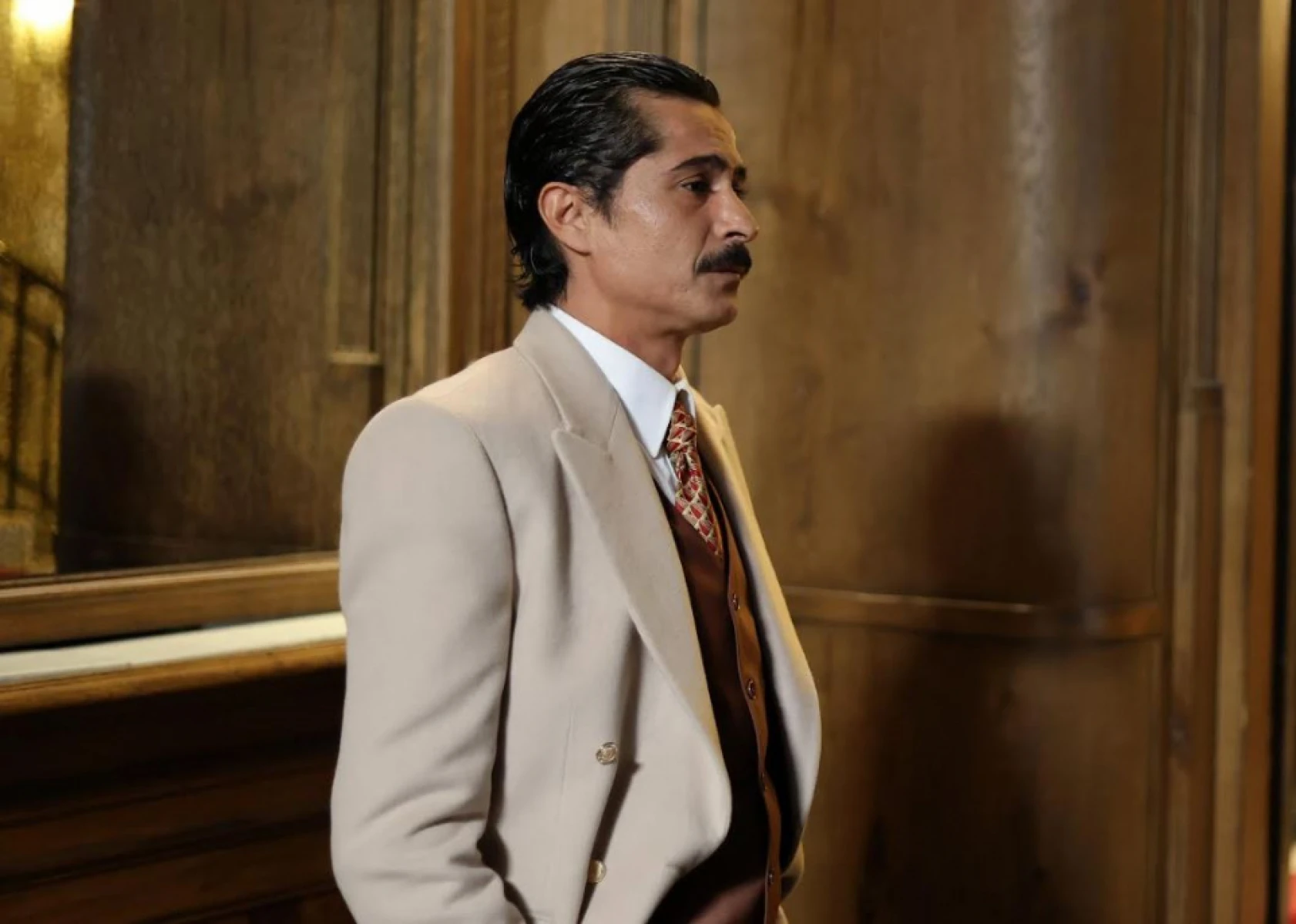 Sen Ağlama İstanbul'da Şehrazat, Ferhat'ı kurtarmak için hayatını feda eder