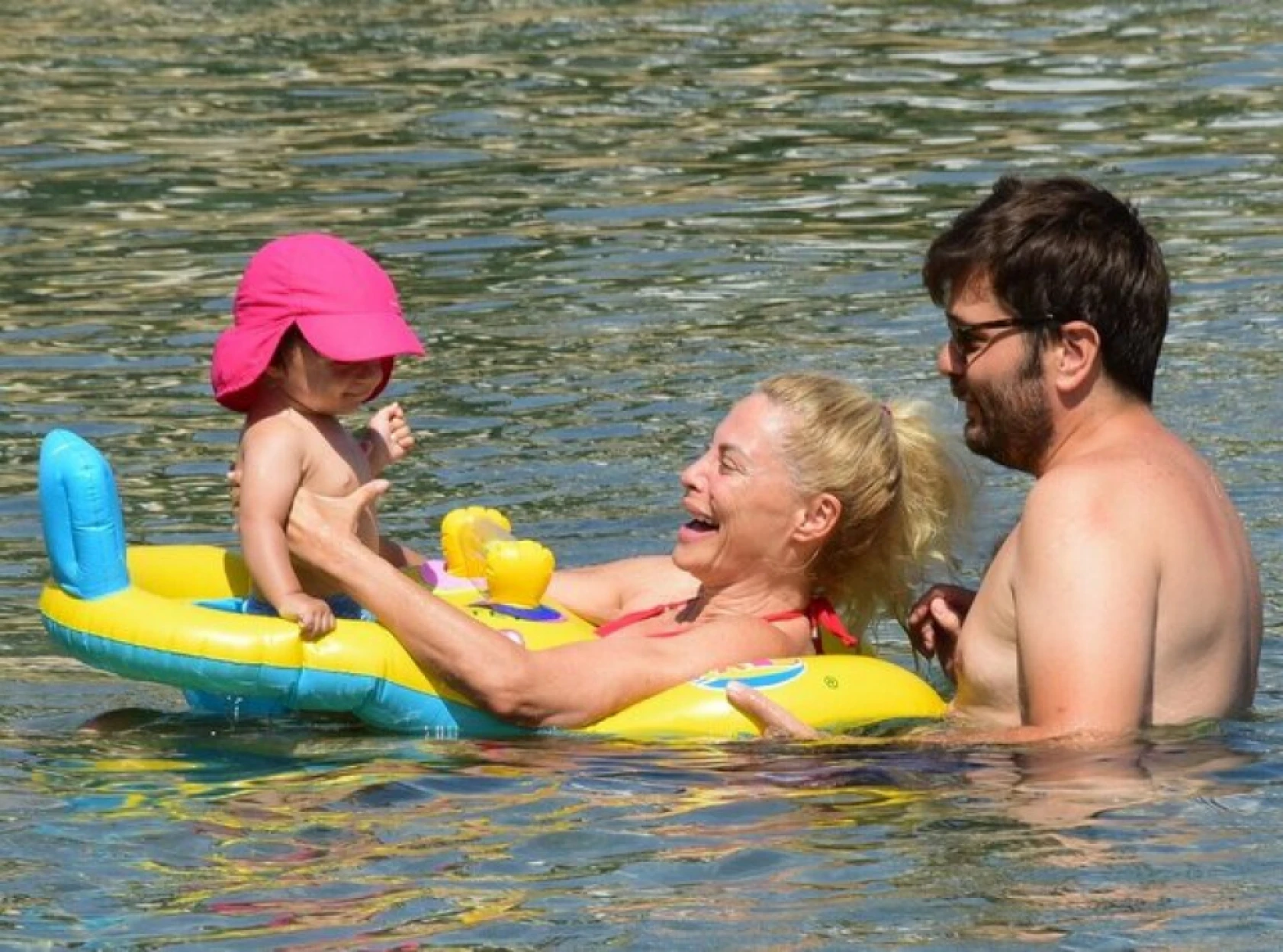 Seray Sever, ikizleriyle tatilde