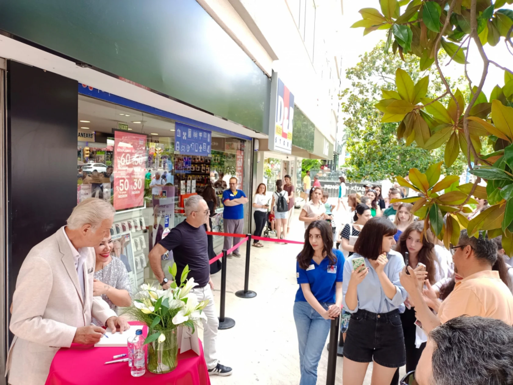 Yeşilçam rüzgarı, bu kez Ediz Hun'la D&R Suadiye'de esti