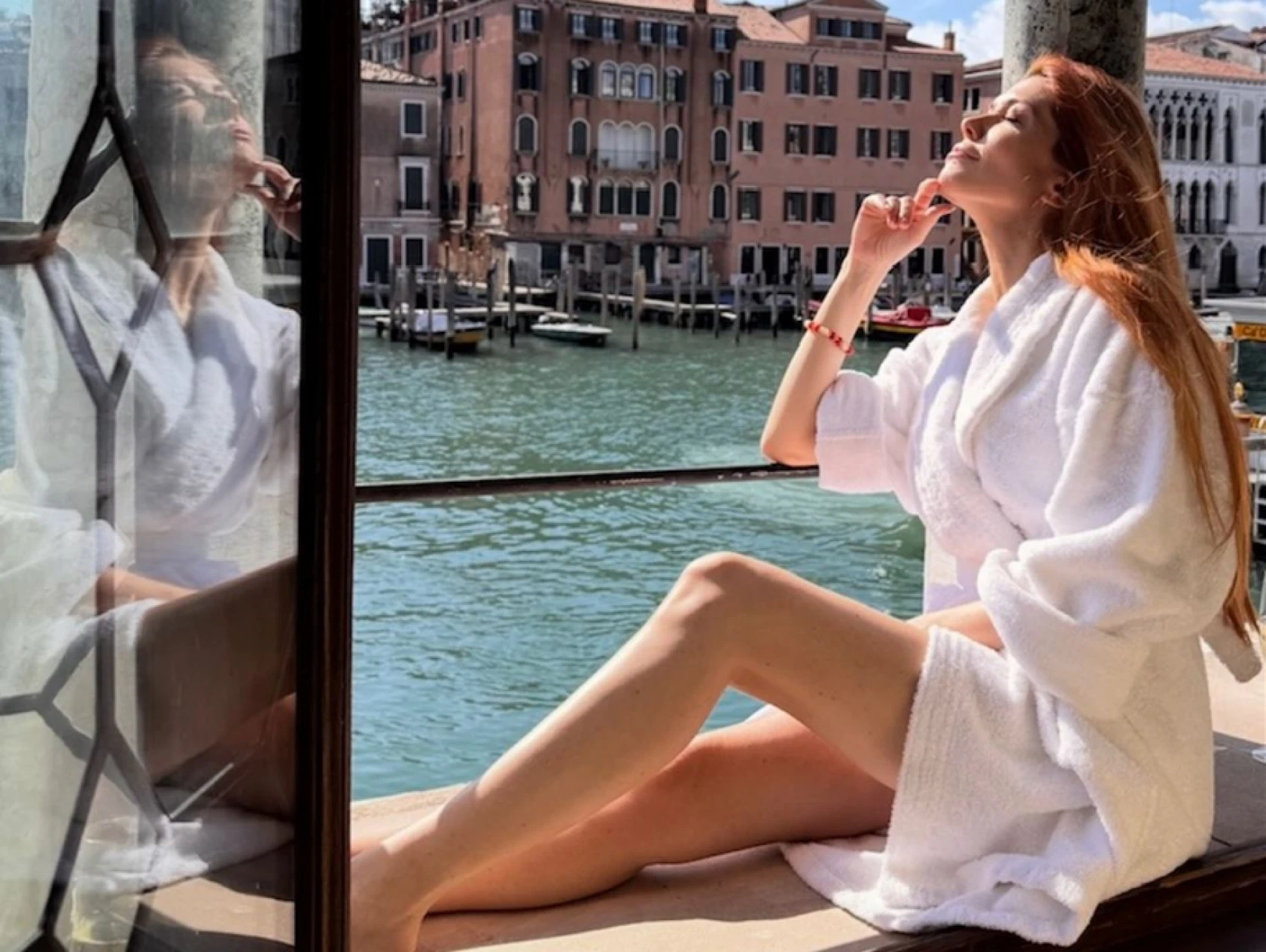 Çıplak ayakla sarayda yoga