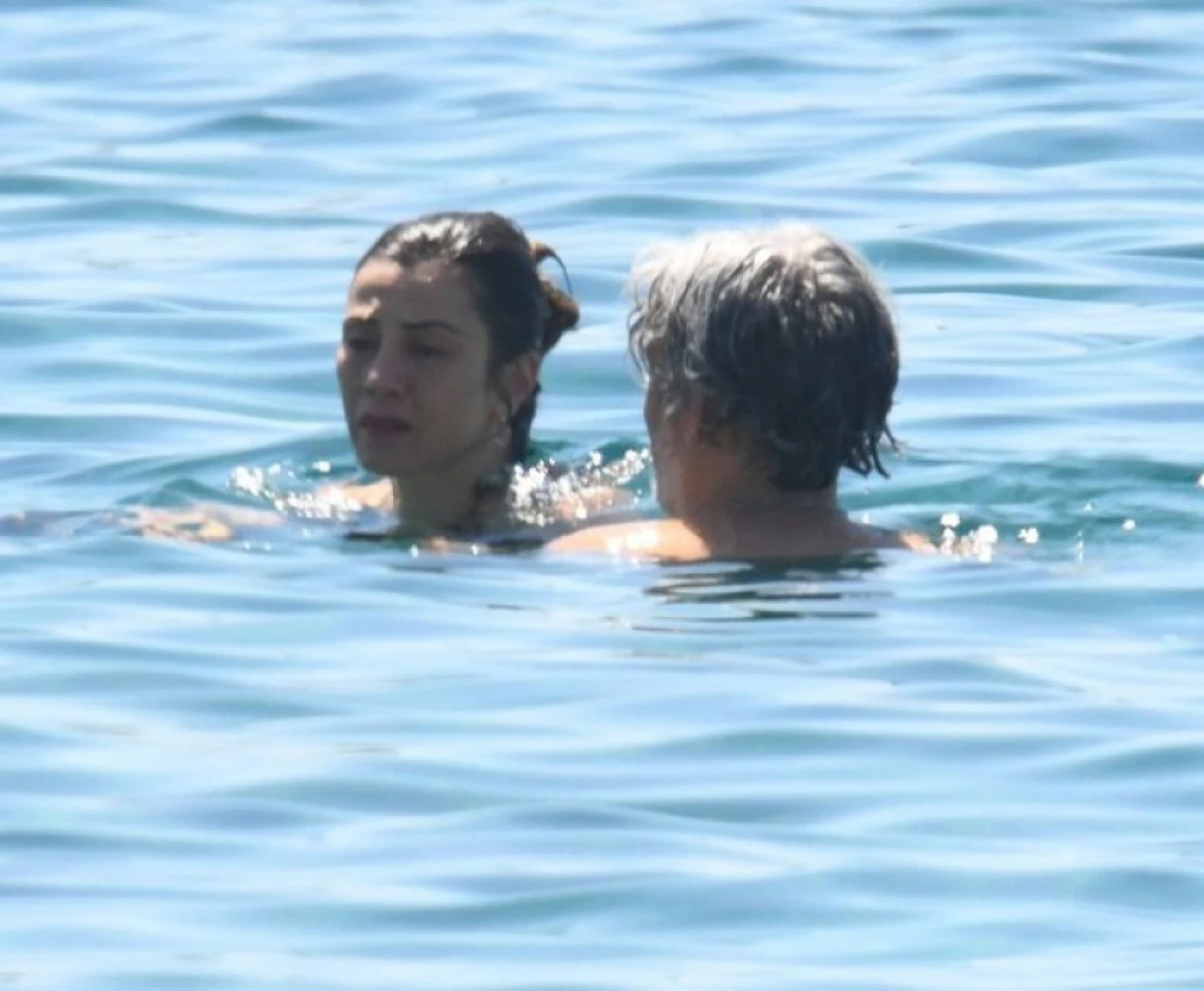 Gökçe Bahadır ile Emir Ersoy çiftinin deniz keyfi