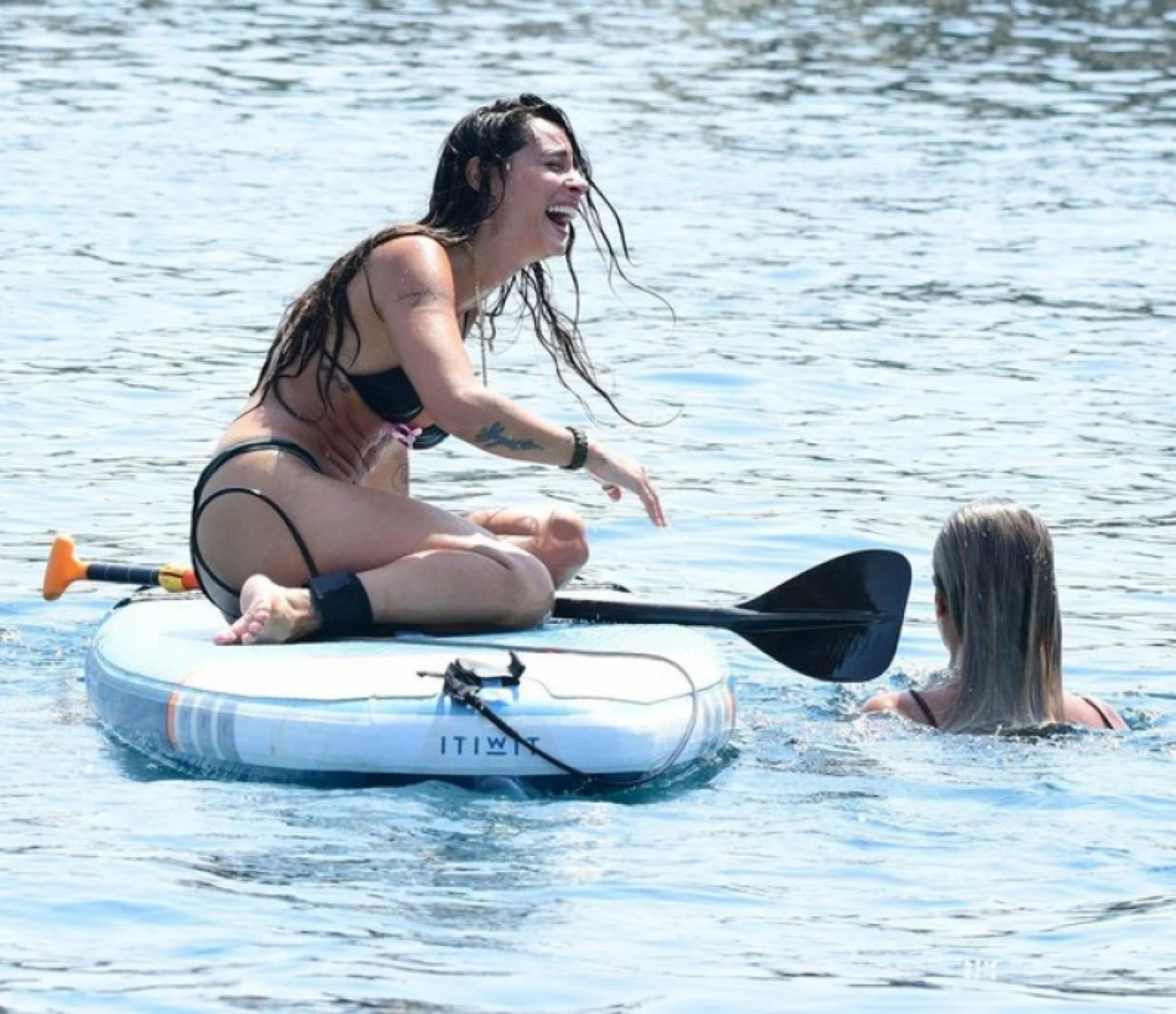 Yasemin Yürük'ün suda kürek keyfi