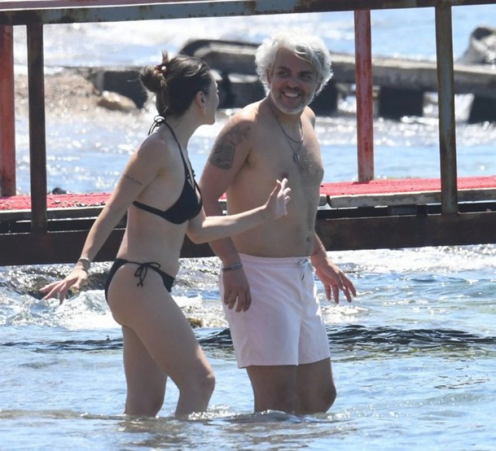 Gökçe Bahadır ile Emir Ersoy çiftinin deniz keyfi