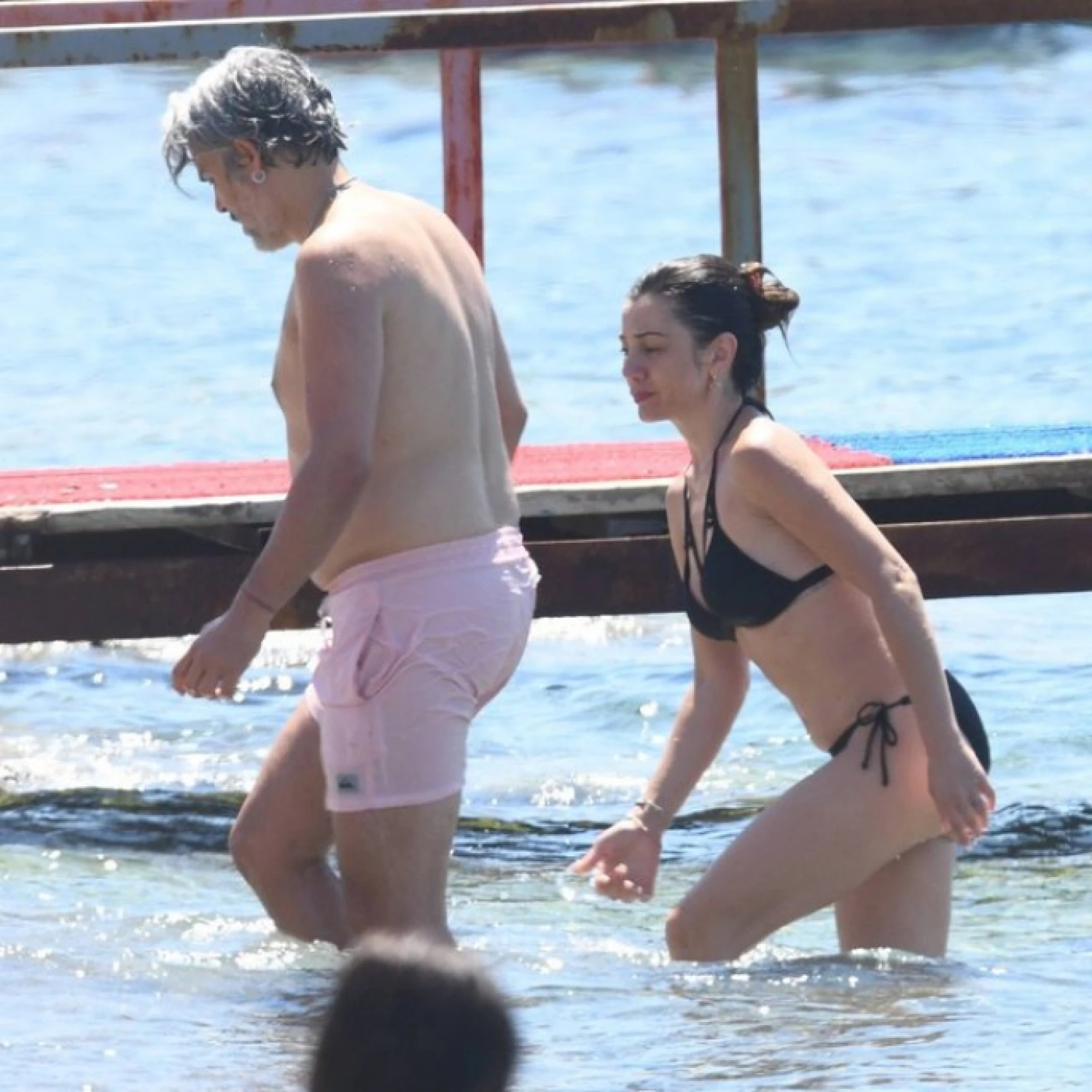 Gökçe Bahadır ile Emir Ersoy çiftinin deniz keyfi