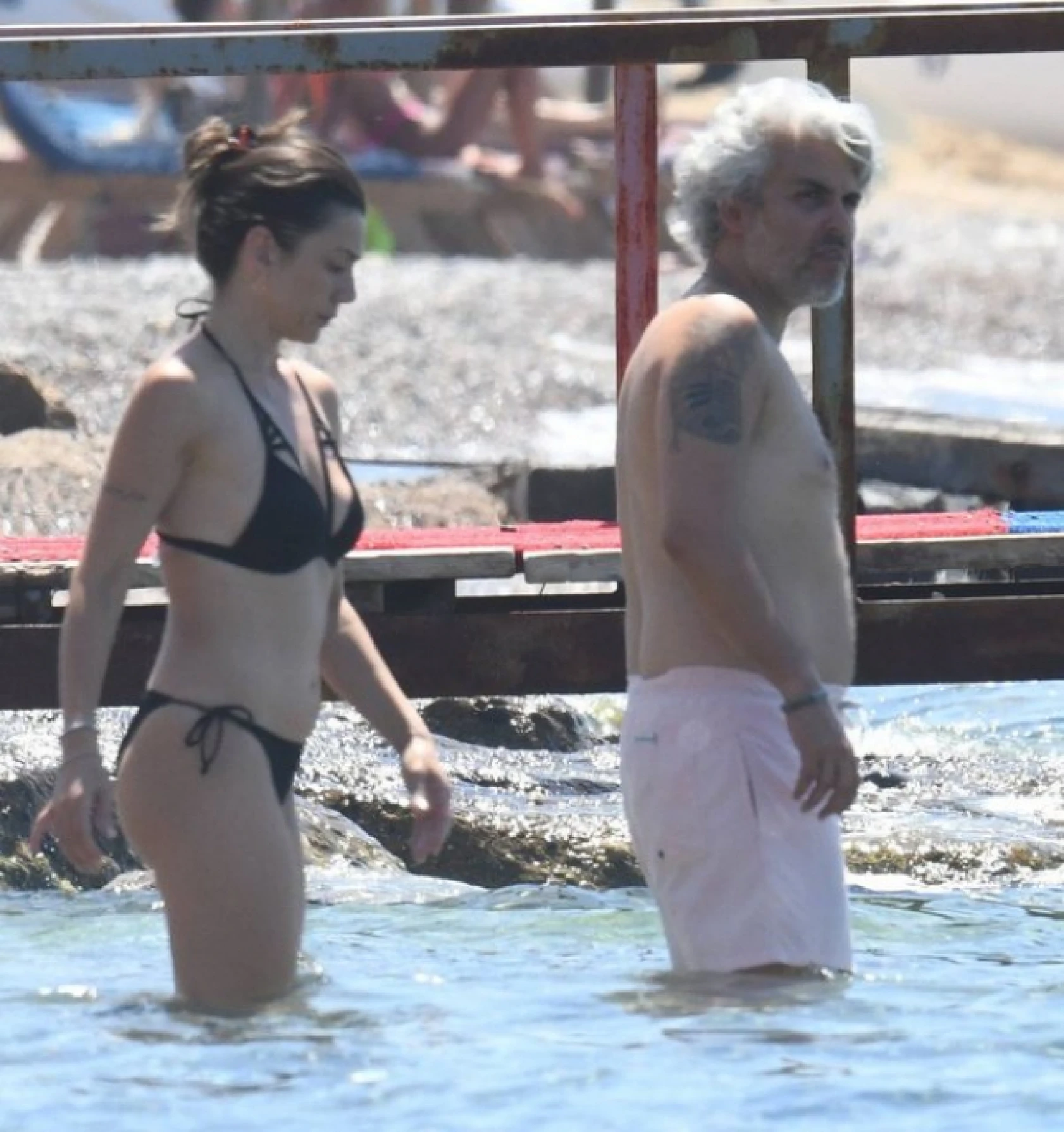 Gökçe Bahadır ile Emir Ersoy çiftinin deniz keyfi