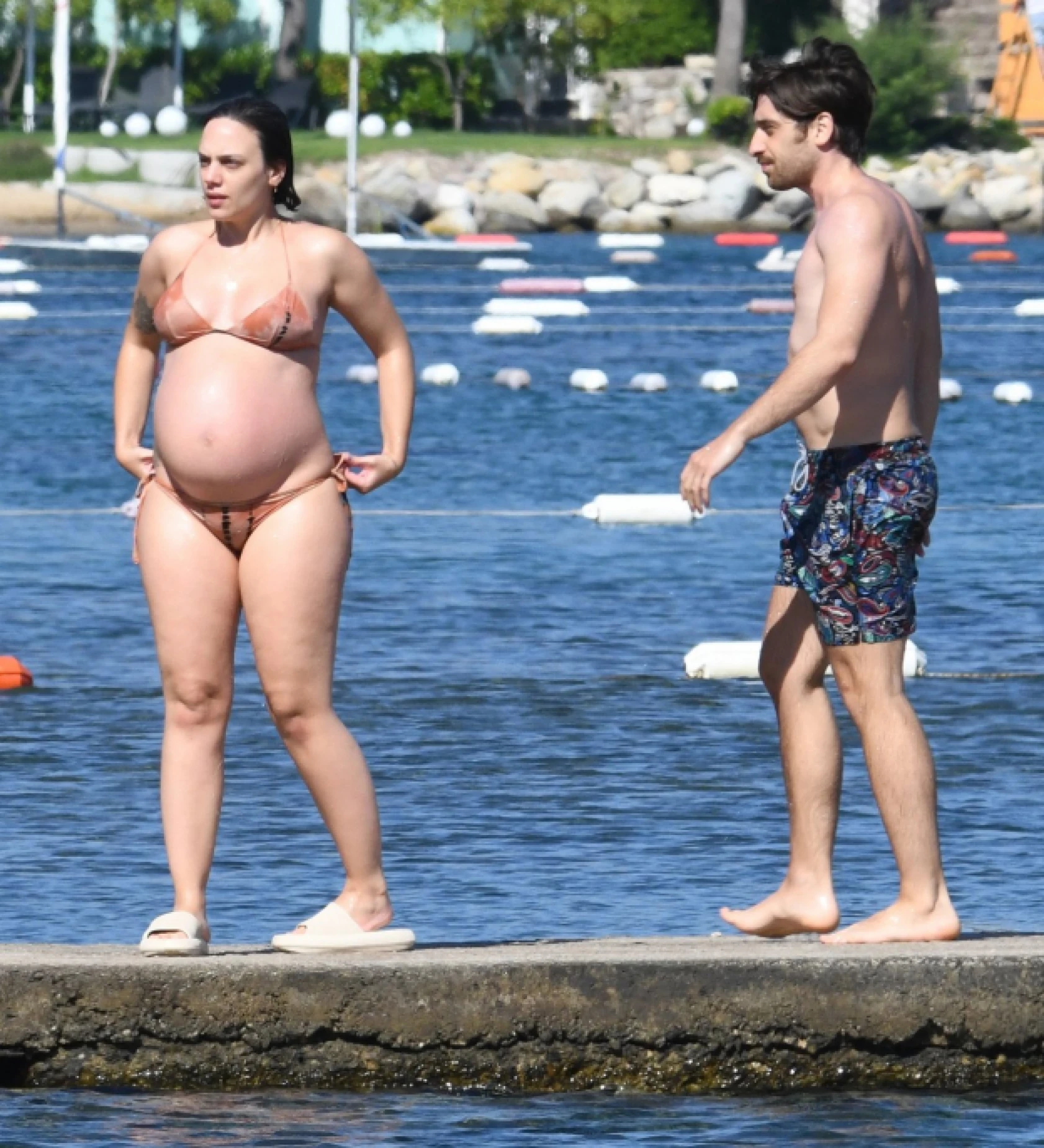 Bora Akkaş ve eşi tatilde! Karpuz aşerdi!