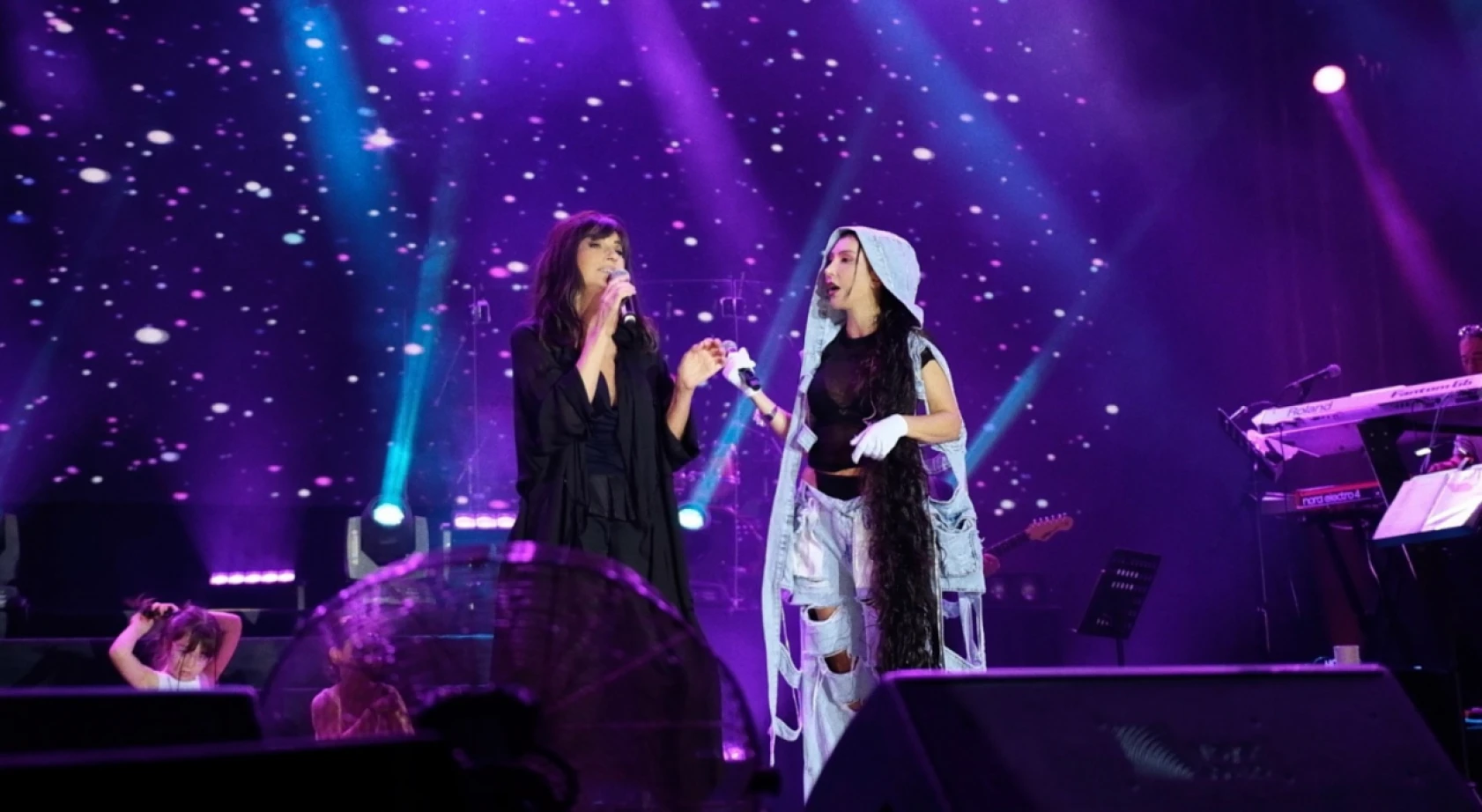 Hande Yener sahne kostümüyle olay oldu