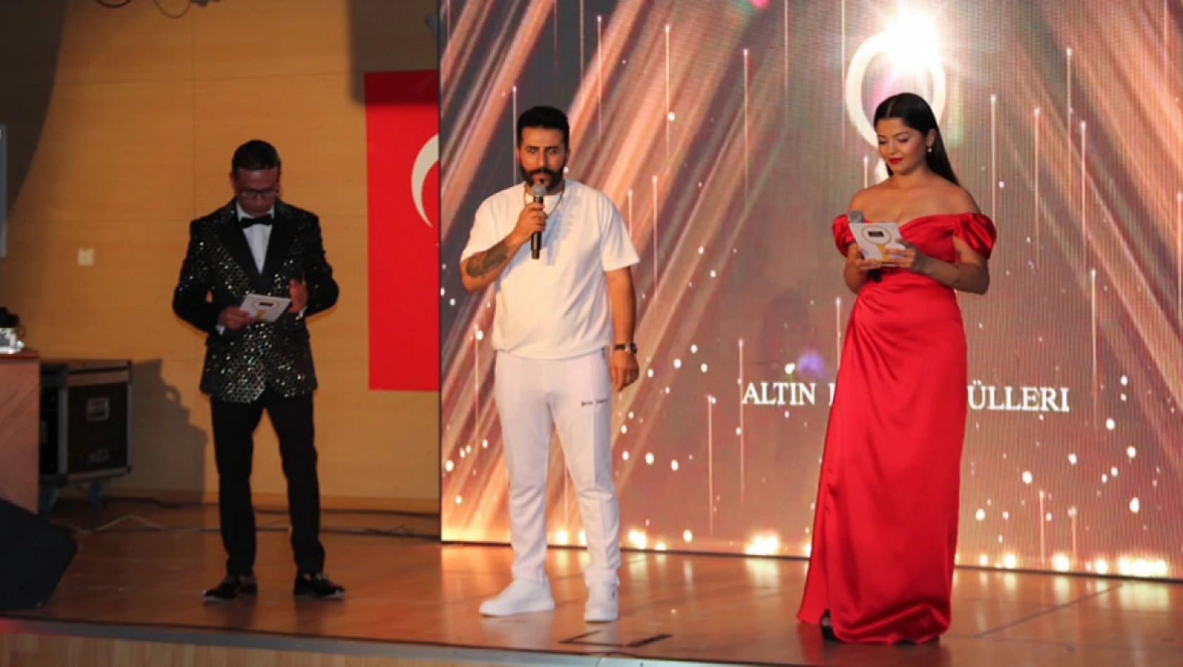 Emrah Şahin, düzenlediği ödül töreniyle İzmir'i salladı