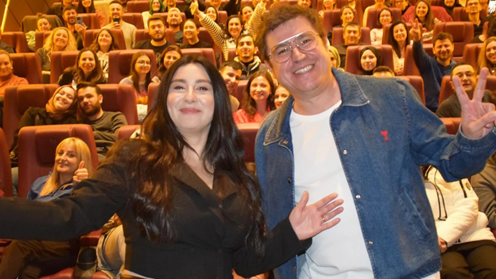 İbrahim Büyükak ve Yasemin Sakallıoğlu, 'Mutluyuz' filmi ile Türkiye turnesine devam ediyor