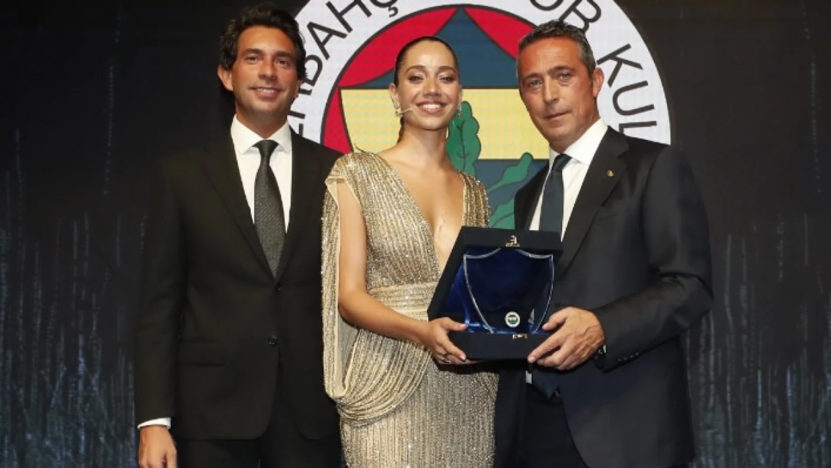 Özge Özacar, Fenerbahçe'nin özel gecesini sundu