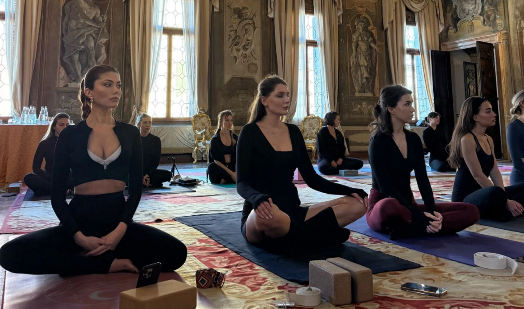 Çıplak ayakla sarayda yoga