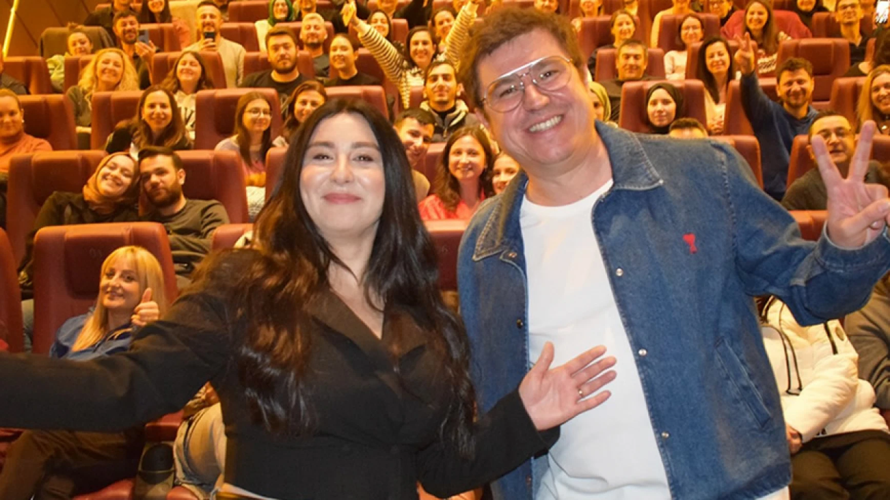 İbrahim Büyükak ve Yasemin Sakallıoğlu, ‘Mutluyuz’ filmi ile Türkiye turnesine devam ediyor