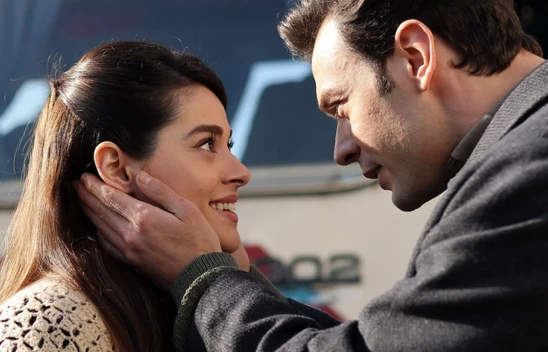 Sen Ağlama İstanbul'da Şehrazat, Ferhat'ı kurtarmak için hayatını feda eder