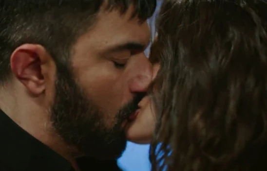 Demet Özdemir ve Engin Akyürek'in öpüşme sahnesi gündem oldu