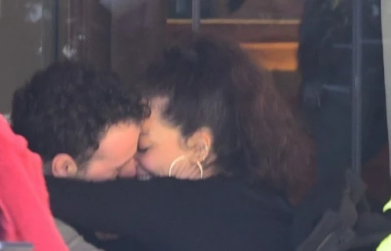 Azra Akın ile Atakan Koru aşka geldi