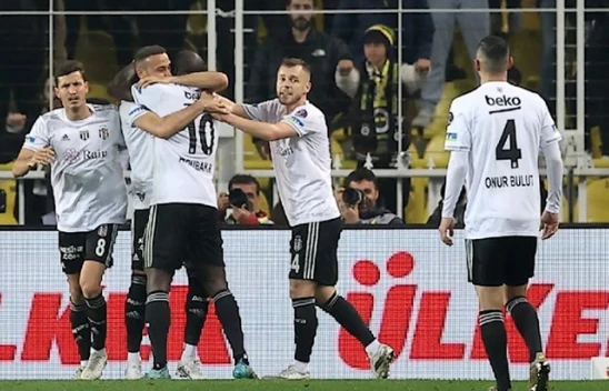 Beşiktaş, Kadıköy'de Fenerbahçe'yi 10 kişiyle dağıttı! Dev derbide tam 6 gol!