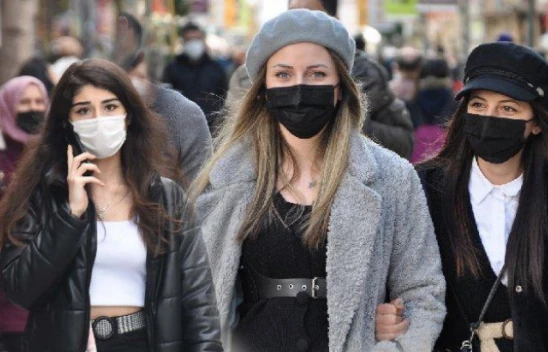 Bilim Kurulu üyesi açıkladı! Açık havada maske takılmalı mı?