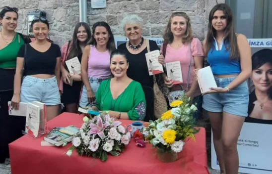 'Bunu Sen Oku' için saatler süren imza kuyruğu